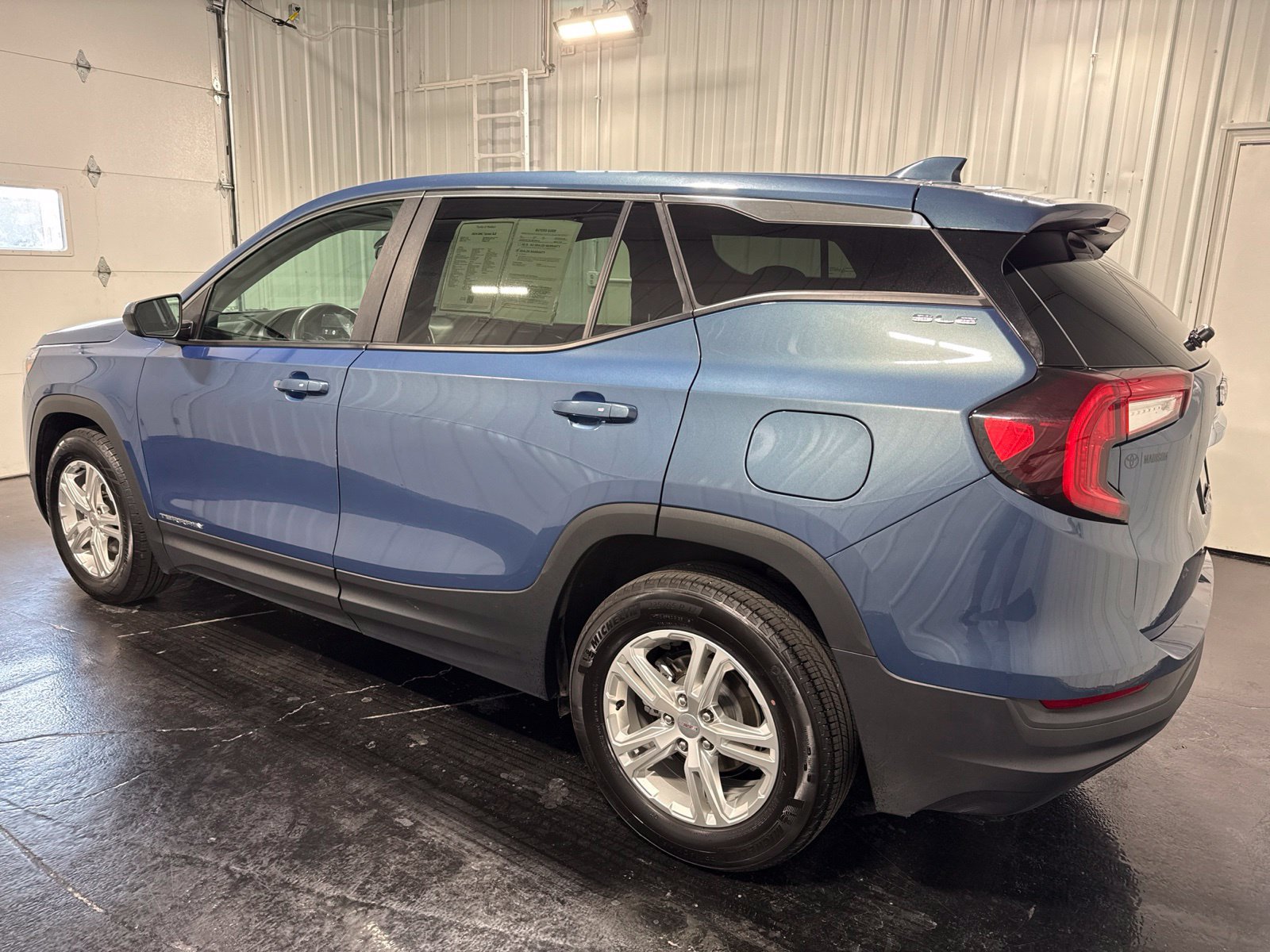 Used 2024 GMC Terrain SLE FWD image 2