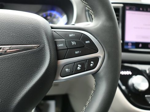 Used 2024 Chrysler Pacifica Touring-L FWD image 20