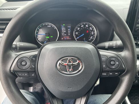Used 2021 Toyota RAV4 LE image 16