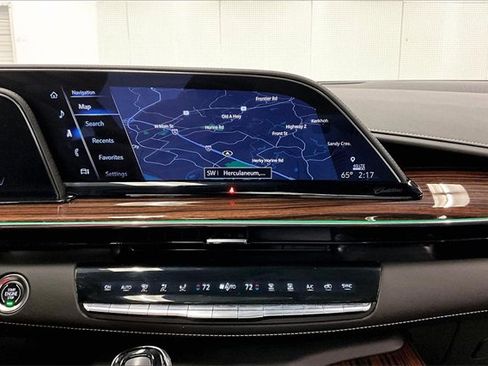 Used 2023 Cadillac Escalade Premium Luxury image 28