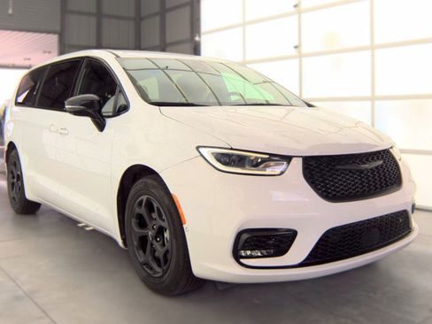Used 2024 Chrysler Pacifica Limited FWD image 4
