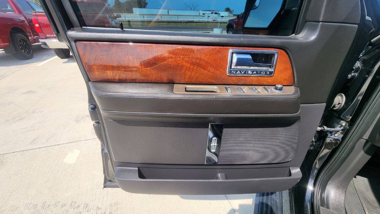 Used 2013 Lincoln Navigator 4WD image 7