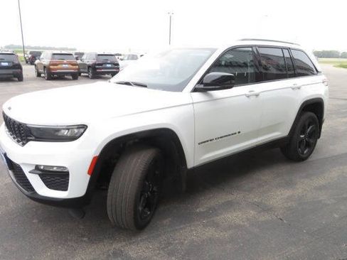 Used 2023 Jeep Grand Cherokee Limited w/ Black Appearance Package AWD/4WD image 6