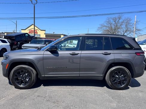 Used 2024 Jeep Grand Cherokee Altitude AWD/4WD image 4