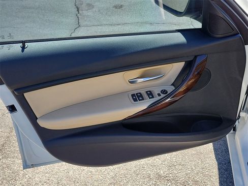 Used 2017 BMW 320i Sedan image 16