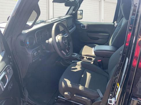 Used 2024 Jeep Wrangler Unlimited Rubicon 4xe image 10