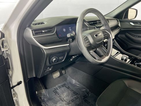 Used 2023 Jeep Grand Cherokee Altitude AWD/4WD image 9
