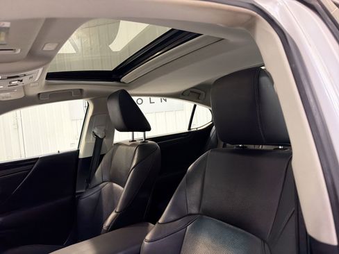 Used 2020 Lexus ES 300h w/ Premium Package image 24