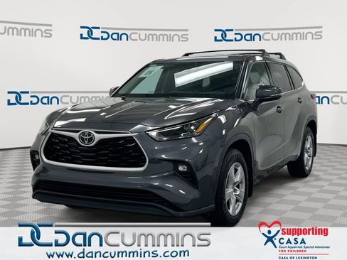 Used 2022 Toyota Highlander LE AWD/4WD image 1