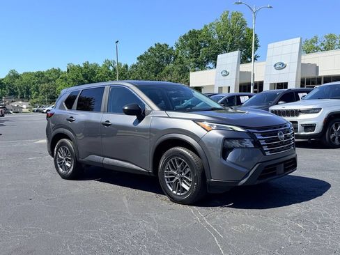 Used 2025 Nissan Rogue S AWD/4WD image 2