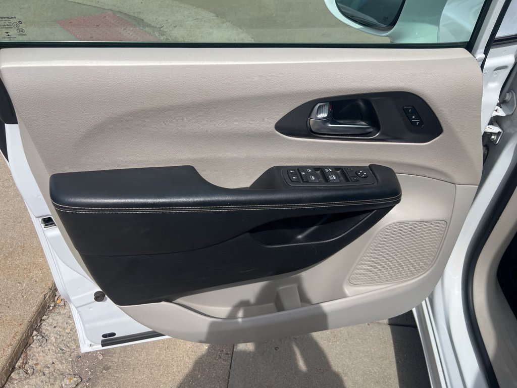 Used 2022 Chrysler Pacifica Touring-L FWD image 20