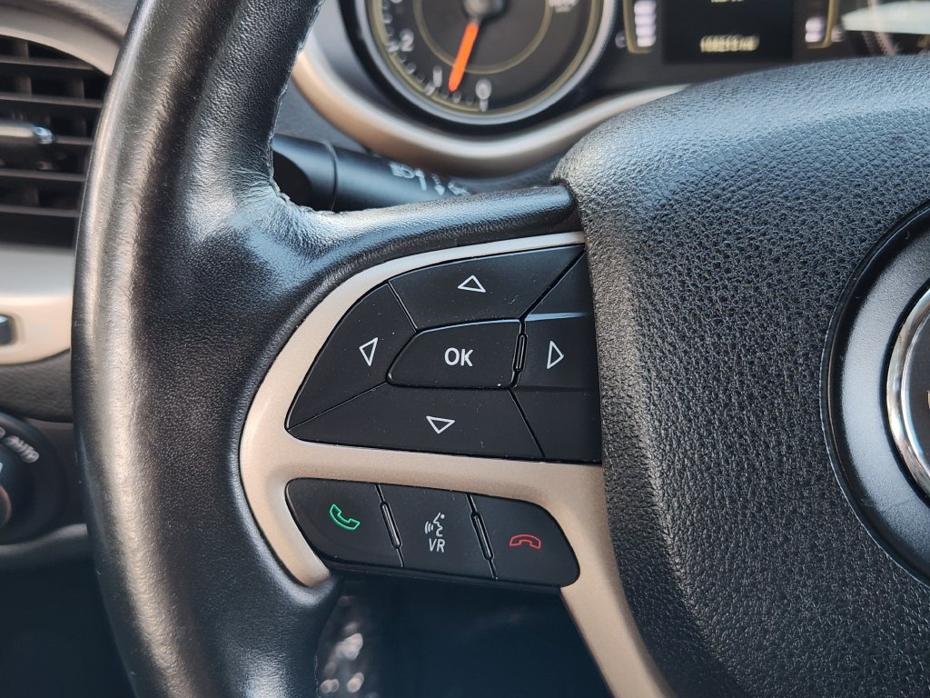 Used 2016 Jeep Cherokee Latitude w/ Cold Weather Group AWD/4WD image 19