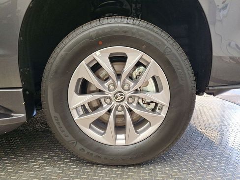 Used 2025 Toyota Sienna XLE w/ XLE Plus Package FWD image 36