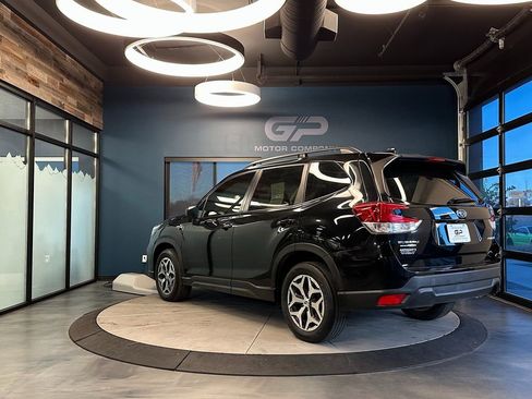Used 2019 Subaru Forester Premium AWD/4WD image 5