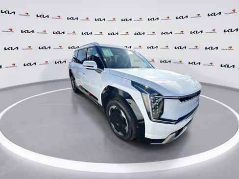 Certified 2026 Kia EV9 Land image 2