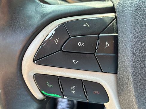Used 2018 Jeep Cherokee Latitude w/ Altitude Package FWD image 23