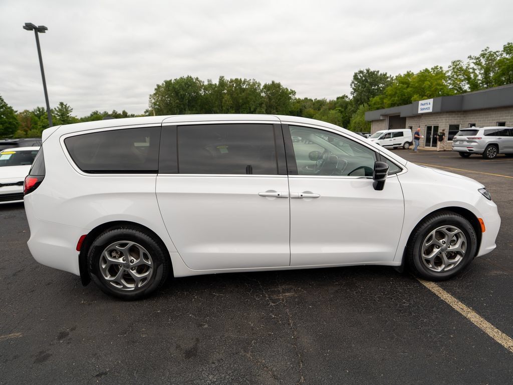 Used 2024 Chrysler Pacifica Limited w/ Trailer Tow Group FWD image 5