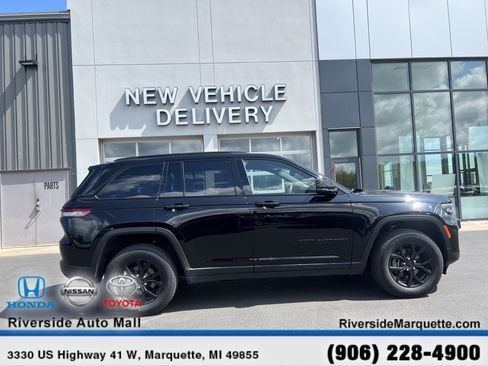 Used 2024 Jeep Grand Cherokee Altitude AWD/4WD image 10