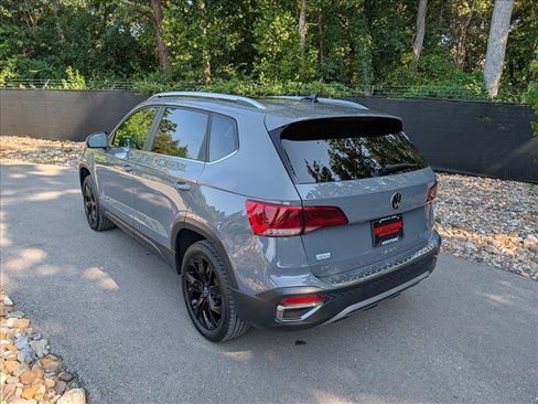 Used 2023 Volkswagen Taos SE w/ Panoramic Sunroof Package FWD image 3