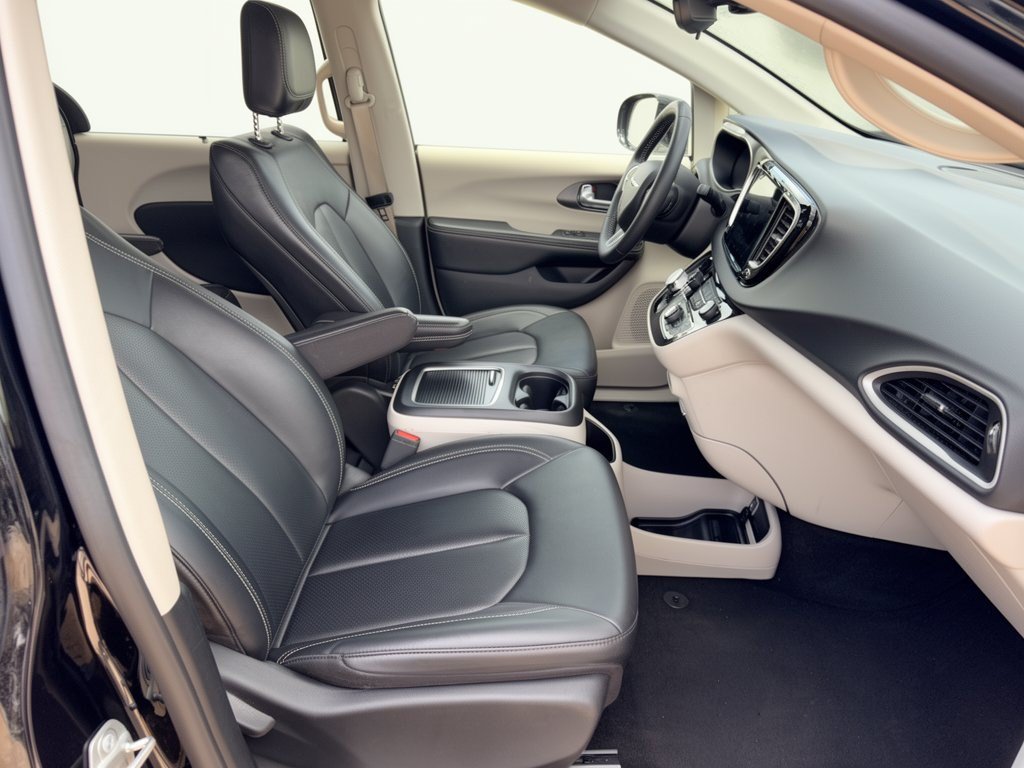Used 2024 Chrysler Pacifica Touring-L FWD image 30