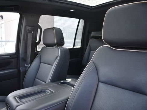 Used 2024 GMC Yukon XL SLT w/ SLT Premium Package image 8