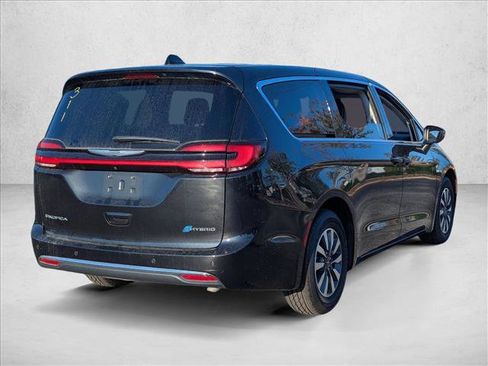 Used 2023 Chrysler Pacifica Touring-L image 5