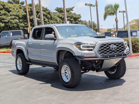 Used 2020 Toyota Tacoma TRD Sport w/ Technology Package RWD image 3