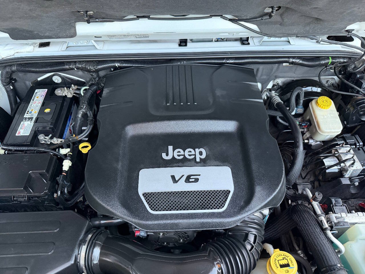 Used 2014 Jeep Wrangler Unlimited Sahara w/ Connectivity Group AWD/4WD image 36