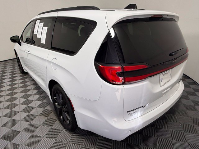 Used 2025 Chrysler Pacifica Limited FWD image 4