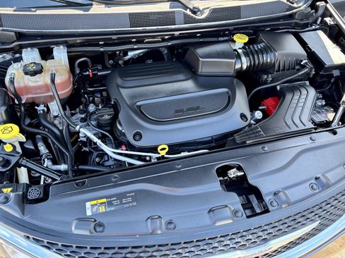 Used 2020 Chrysler Pacifica Limited FWD image 35