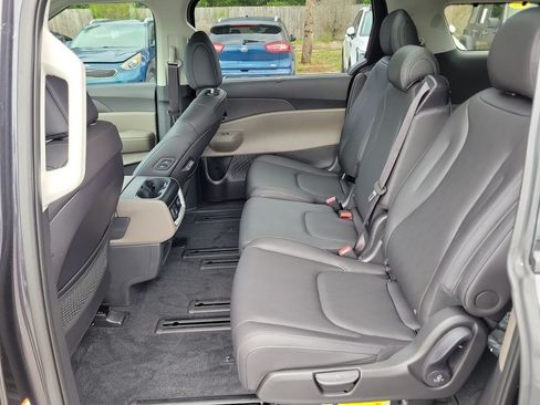 New 2026 Kia Carnival Hybrid FWD image 16
