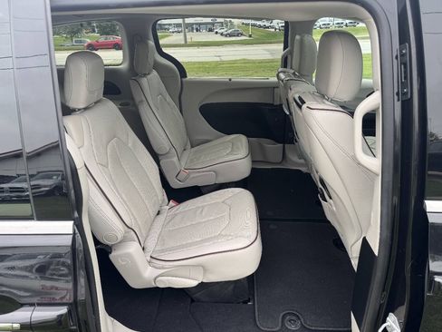 Used 2017 Chrysler Pacifica Limited FWD image 11