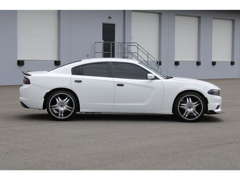 Used 2018 Dodge Charger SXT RWD image 4