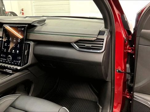 Used 2025 GMC Acadia Denali w/ Super Cruise Package image 17