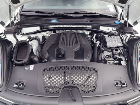 Certified 2025 Porsche Macan AWD/4WD image 26