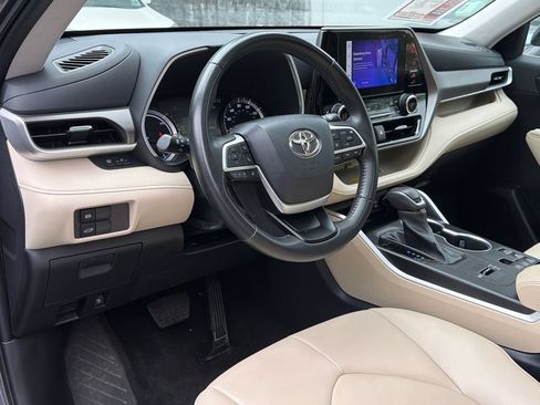 Used 2023 Toyota Highlander XLE AWD/4WD image 23