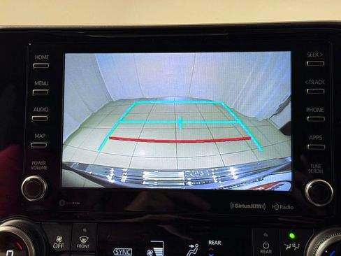 Used 2021 Toyota Highlander XLE AWD/4WD image 30