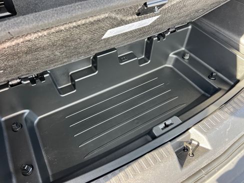 Used 2025 Chevrolet Traverse LT image 16