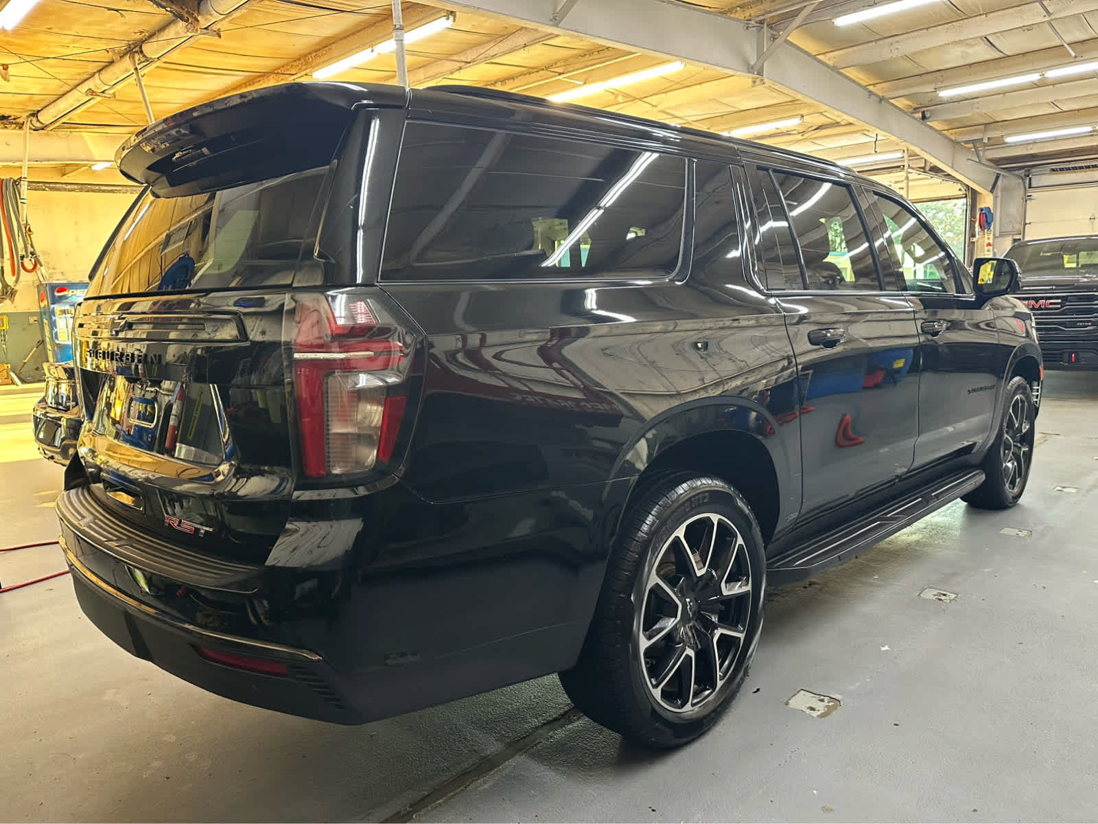 Used 2021 Chevrolet Suburban RST w/ Luxury Package AWD/4WD image 8