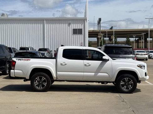 Used 2017 Toyota Tacoma TRD Sport w/ Tow Package (A/T) AWD/4WD image 3