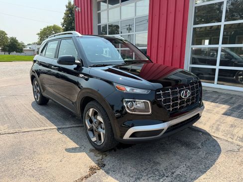 Used 2025 Hyundai Venue SEL FWD image 2