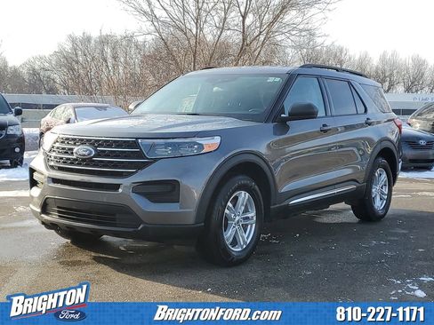 Used 2022 Ford Explorer XLT image 2
