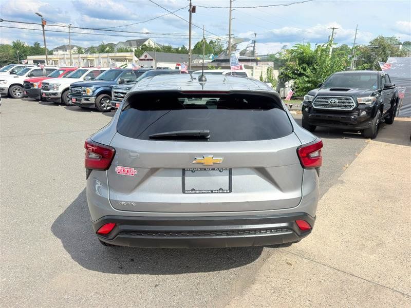 Used 2024 Chevrolet Trax LS w/ Driver Confidence Package FWD image 3