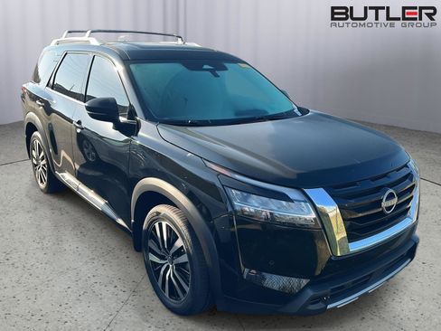 Used 2023 Nissan Pathfinder Platinum image 3