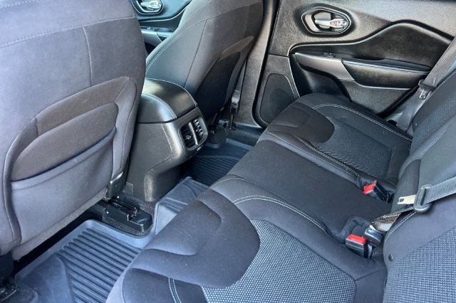Used 2019 Jeep Cherokee Latitude w/ Popular Appearance Group AWD/4WD image 13