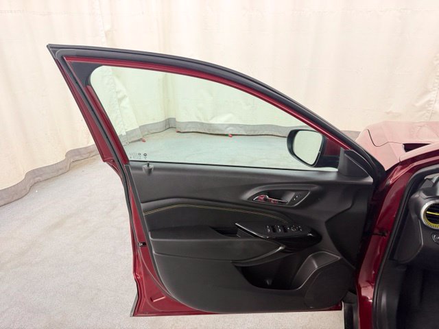 Used 2025 Chevrolet Trax LT FWD image 11