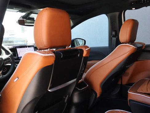Used 2025 Chrysler Pacifica Pinnacle FWD image 11