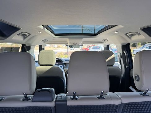 Used 2023 Land Rover Defender 110 SE image 14