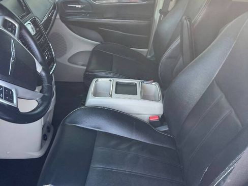 Used 2015 Chrysler Town & Country Touring FWD image 8