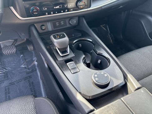 Used 2025 Nissan Rogue SV AWD/4WD image 43